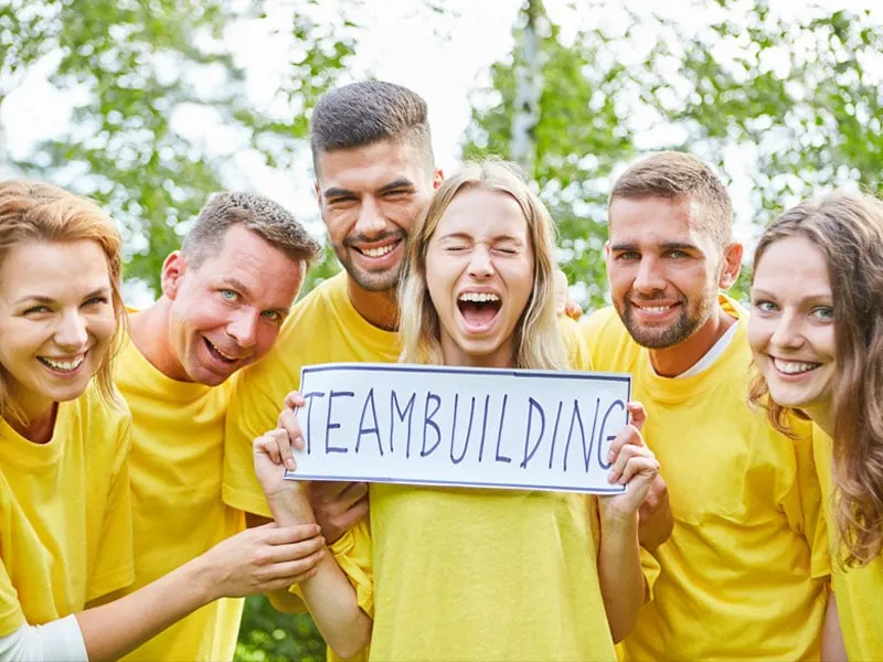 Glade mennesker i gule t-shirts til teambuilding i Roskilde